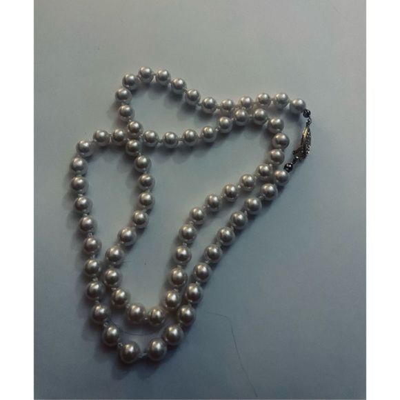 SHIMMERING HAND-CRAFTED WHITE BEAD NECKLACE - Picture 3 of 6